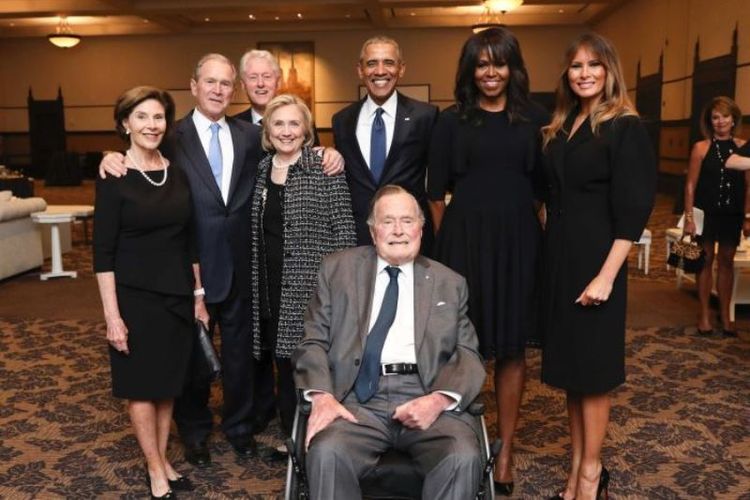 4 mantan presiden Amerika Serikat berfoto bersama saat menghadiri acara penghormatan terakhir Mantan Ibu Negara AS Barbara Bush. Michelle Obama, Hillary Clinton, Laura Bush, dan Ibu Negara AS saat ini Melania Trump juga terlihat dalam foto tersebut. (Twitter/David Priess)
