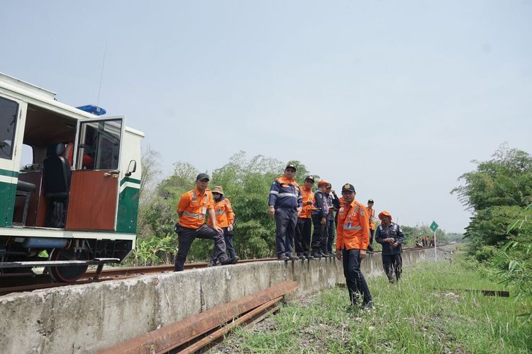 Petugas KAI Daop 4 Semarang, Jawa Tengah sedang melakukan perbaikan rel kereta api. 