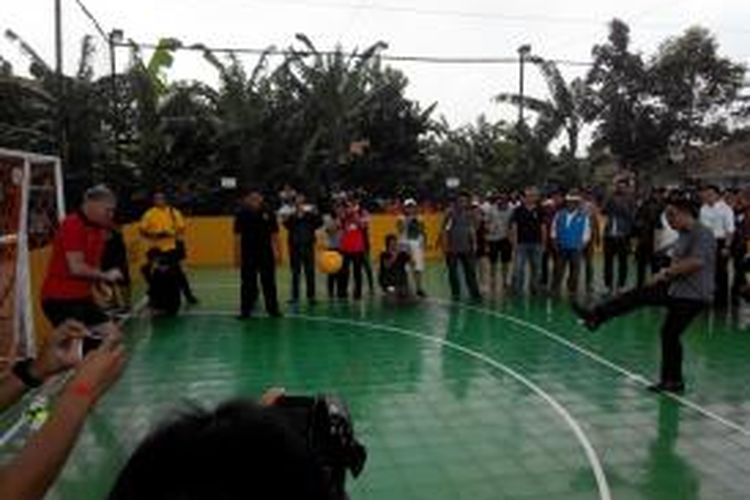 Wali Kota Bandung, Ridwan Kamil, melesakkan bola ke gawang yang dijaga legenda Manchester United, Gary Pallister pada saat meresmikan Lapangan Bandung Wetan, Jalan Tamansari, Balubur, Kota Bandung, Minggu (27/4/2014). 