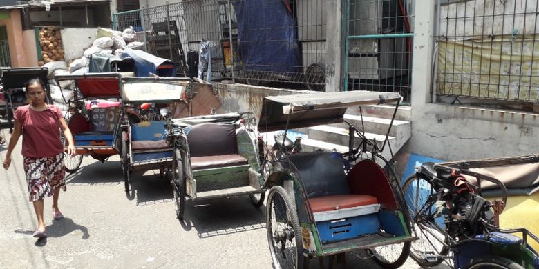 Deretan becak parkir di selter becak di kawasan Teluk Gong, Jakarta Utara, Senin (8/10/2018).