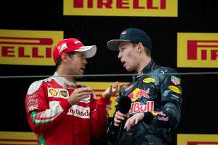 Pebalap Ferrari asal Jerman, Sebastian Vettel (kiri), berdiskusi dengan pebalap Red Bull asal Rusia, Daniil Kvyat, di atas podium Sirkuit Internasional Shanghai setelah menyelesaikan balapan GP China, Minggu (17/4/2016). Vettel finis kedua, Kvyat ketiga.