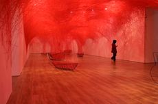 Warna-warni Cat di Dinding Pameran Chiharu Shiota di Museum Macan