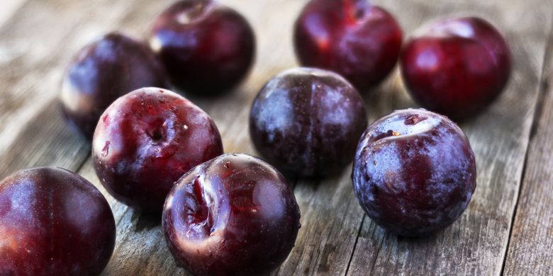 Ilustrasi buah plum