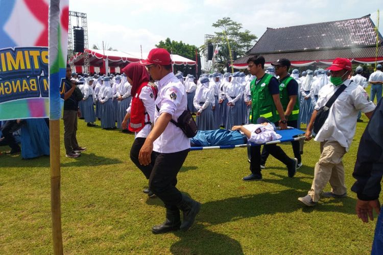 Lebih dari 100 peserta upacara sumpah pemuda di halaman Kantor Pemkab Blitar tumbang, Sabtu (28/10/2023)