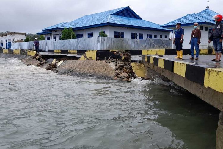 Kondisi di kawasan Pelabuhan Tulehu, Kecamatan Salahutu, Kabupaten Maluku Tengah kembali tenang setelah sebelumnya sempat terjadi banjir rob di kawasan itu, Kamis (27/5/2021)