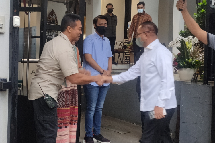 Calon Panglima TNI Jenderal Andika Perkasa bersalaman dengan anggota Komisi I DPR sekaligus Wakil Ketua DPR Lodewijk F Paulus di kediaman Andika di kawasan Senayan Residence Jakarta, Minggu (7/11/2021).