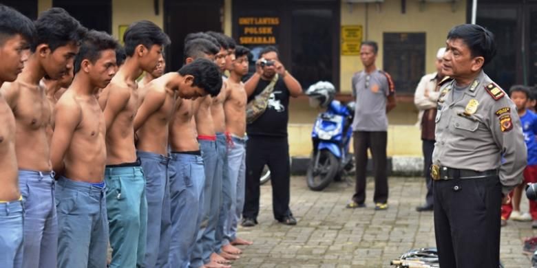 41 pelajar Sekolah Menengah Atas diamankan petugas Polsek Sukaraja karena hendak tawuran, Jumat (7/11/2014). Para pelajar itu pun kedapatan membawa senjata tajam jenis celurit. K97-14