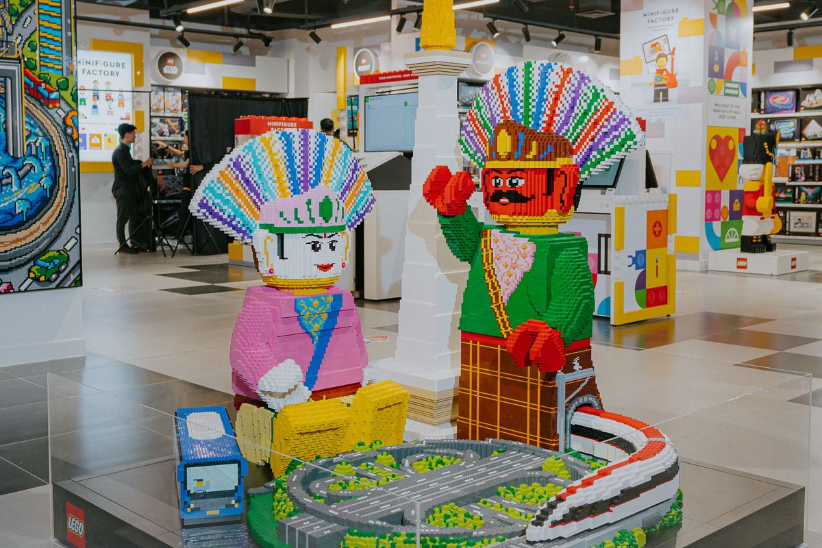 Toko Lego terbesar di Asia Tenggara yang berada di Jakarta, menampilkan balok susun berbentuk ondel-ondel, Monas, bus Transjakarta, MRT, dan bundaran Semanggi
