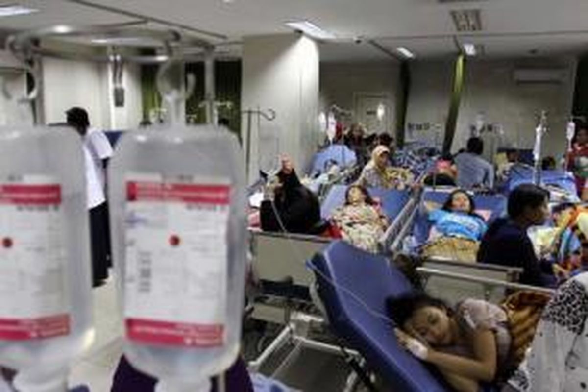 Warga pasien Kartu Jakarta Sehat menjalani perawatan di ruang IGD Rumah Sakit Koja, Jakarta Utara, Senin (27/5/2013). Permintaan warga akan layanan kesehatan di rumah sakit tersebut tinggi sehingga ruangan IGD dipenuhi warga.