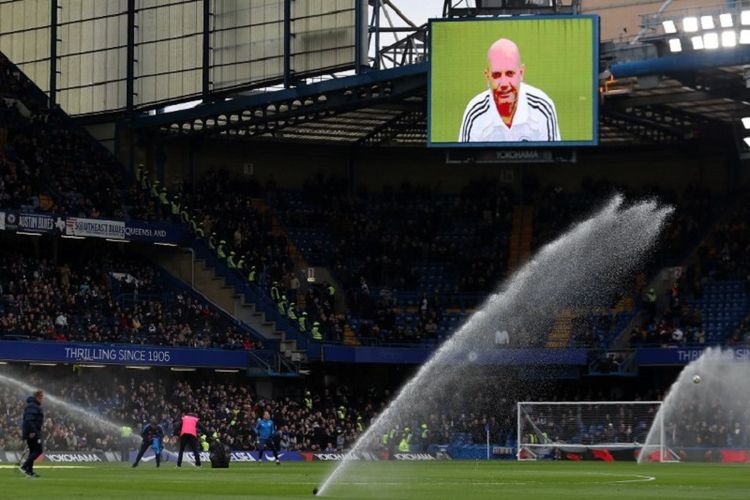 Foto Ray Wilkins tampak di layar televisi raksasa di Stadion Stamford Bridge jelang laga Chelsea vs Tottenham Hotspur, Minggu (1/4/2018). 