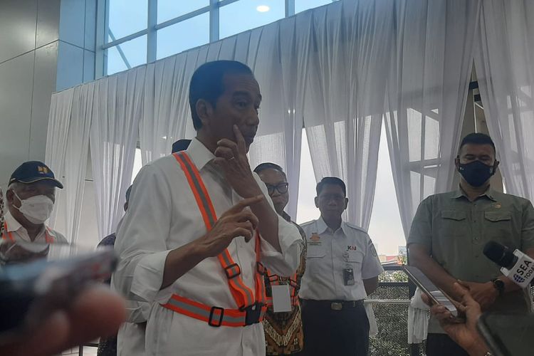 Presiden Joko Widodo memberikan keterangan pers seusai meresmikan pengembangan tahap 1 Stasiun Manggarai, Jakarta, Senin (26/12/2022).