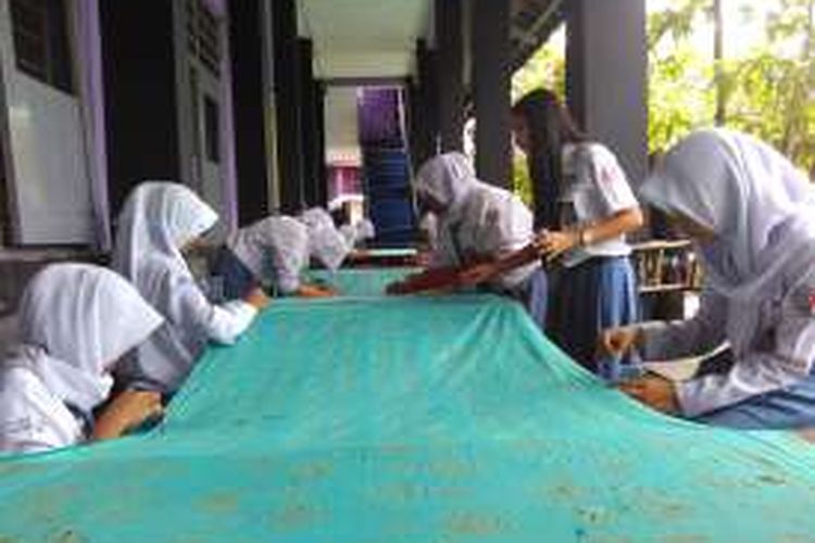 Siswa-siswa dari SMK 17 Kota Magelang, Jawa Tengah, sedang asik membatik untuk mengisi kegiatan bulan Ramadhan, Rabu (15/6/2016).