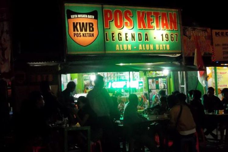 Kedai Pos Ketan Legenda yang terletak di Jalan Kartini dekat Alun-alun Kota Batu