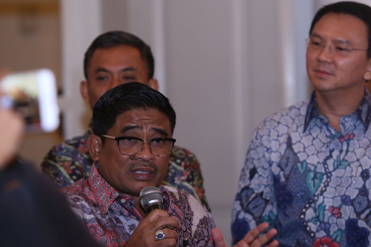 Dirjen Otonomi Daerah Kementerian Dalam Negeri (Kemendagri) Sumarsono memberikan keterangan pers usai acara serah terima nota pengantar tugas PLT (pelaksana tugas) Gubernur DKI Jakarta di Balai Agung, Balai Kota DKI Jakarta, Senin (6/3/2017). Sumarsono kembali menerima tugas PLT Gubernur DKI Jakarta yg di berikan oleh Sekjen Kemendagri Yuswandi A Temenggung.