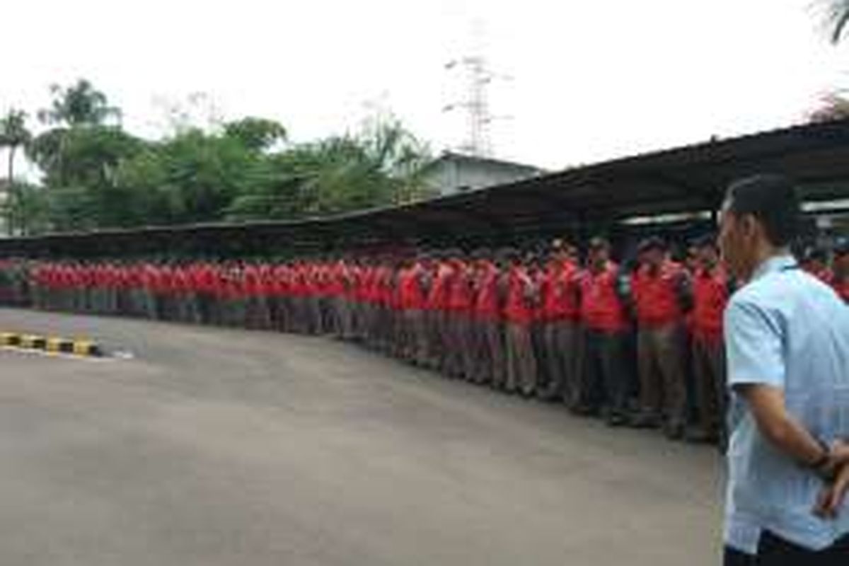 Apel personel gabungan dari Kepolisian, Dinas Perhubungan, Satpol PP, dan TransJakarta untuk bertugas mensterilisasi busway, Senin (13/6/2016).