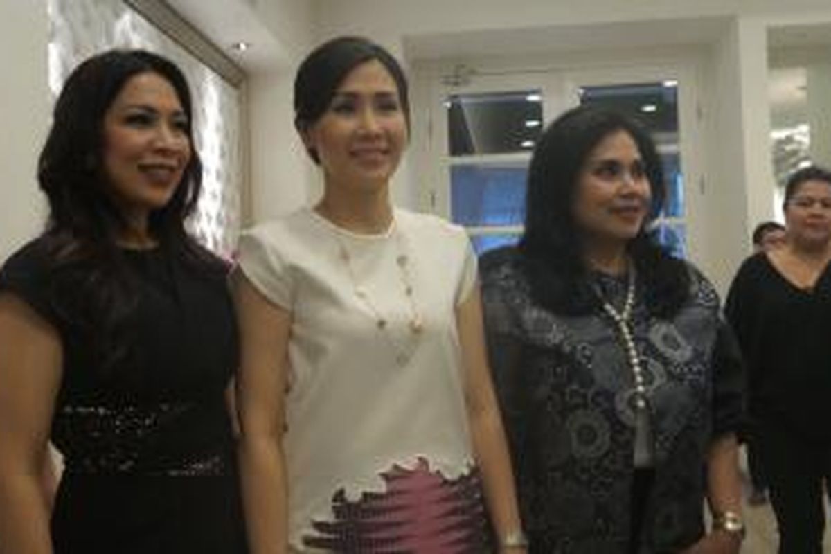 Istri Gubernur DKI Jakarta, Veronica Tan saat menghadiri pembukaan Beauty Bar Hair and Nails di Kebayoran Baru, Kamis (4/12/2014).