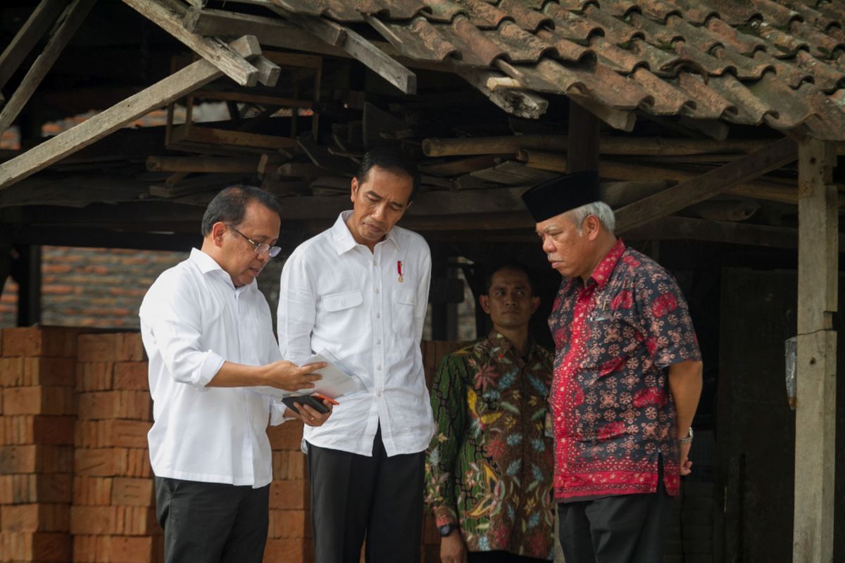 Presiden Joko Widodo (tengah) berbincang dengan Menteri Sekertaris Negara Pratikno (kiri) dan Menteri PUPR Basuki Hadimuljono (kanan) tentang persiapan pernikahan Kahiyang Ayu-Bobby Nasution di sekitar kediaman pribadi Presiden di Sumber, Solo, Jawa Tengah, Senin (6/11/2017). Resepsi pernikahan Putri Presiden Joko Widodo, Kahiyang Ayu-Bobby Nasution akan berlangsung pada 8 November 2017 di Graha Saba, Solo.