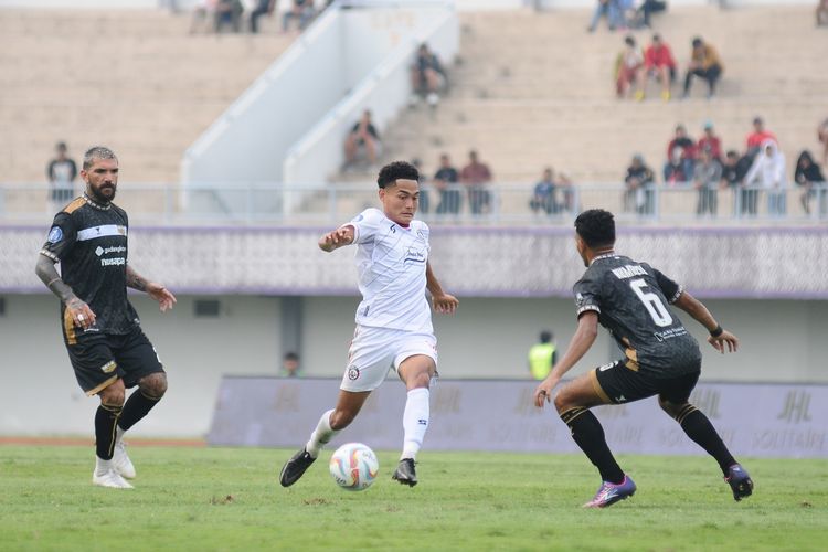 Pemain Arema FC, Mikael Alfredo Tata, dijaga pemain Dewa United dalam pertandingan pekan ke-1 Liga 1 2023-2024 yang berlangsung di Stadion Indomilk Arena, Tangerang, Minggu (2/7/2023) sore.