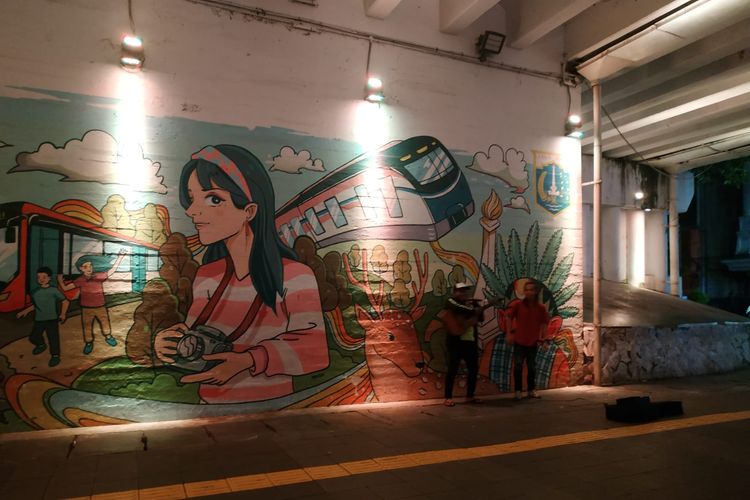 Lampu menyala pada lukisan mural di Terowongan Kendal, Jakarta Pusat