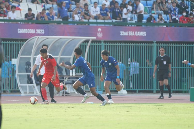 Duel timnas U22 Indonesia vs Filipina pada Grup A SEA Games 2023 berlangsung di Stadion Nasional, Pnom Penh, Kamboja, Sabtu (29/4/2023) sore WIB. Timnas U22 Indonesia membuka keunggulan pada menit ke-45 berkat gol Marselino Ferdinan yang memanfaatkan umpan Ilham Rio Fahmi.