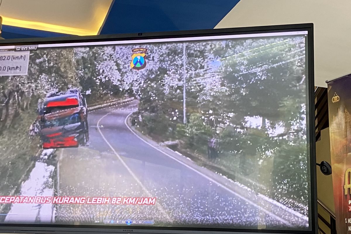 Ditlantas Polda Jatim menampilkan hasil rekonstruksi sementara kecelakaan bus di jalur Bromo Probolinggo, Selasa (16/9/2025).