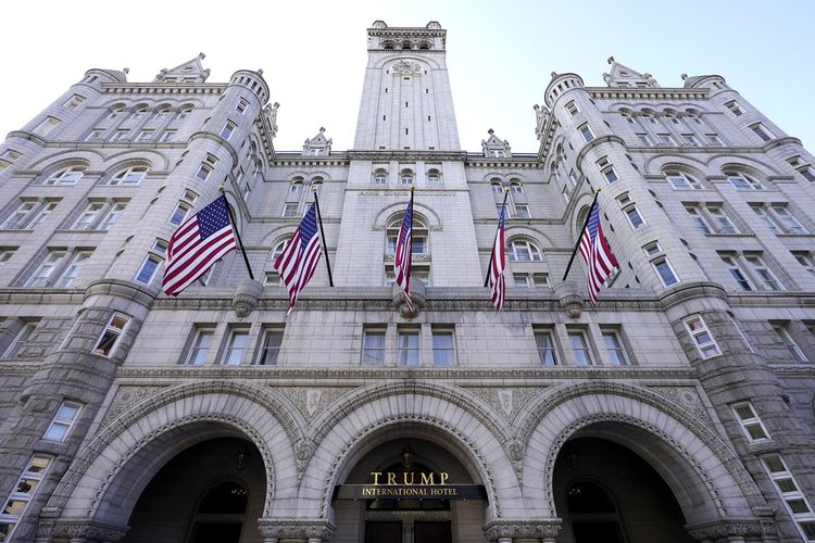 Foto Trump International Hotel di Washington DC, Amerika Serikat, 4 Maret 2021. Pejabat enam negara dari China, Malaysia, Qatar, Arab, Turkiye, dan UEA disebut pernah menghabiskan total 750.000 dollar AS (Rp 11,66 miliar) untuk menginap di sana pada 2017-2018 dalam rangka mempengaruhi pemerintahan Trump.