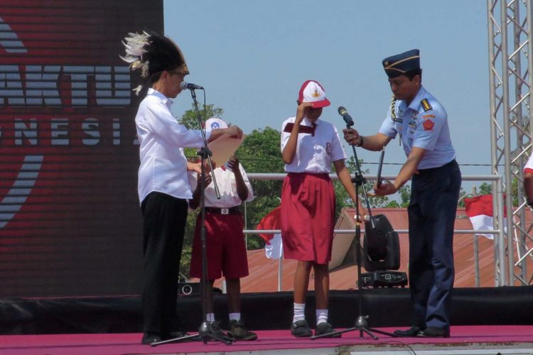 Presiden memberikan lembaran berisi tujuh dari 238 impian anak-anak Indonesia dari 34 provinsi, di Merauke, Papua, Rabu (30/12). Impian tersebut dikumpulkan lewat ekspedisi kapsul waktu yang telah melewati 43 kota se Indonesia. Seluruh impian yang terhimpun diabadikan di Monumen Kapsul Waktu 2015-2085 yang didirikan di Merauke.

Kompas/Andy Riza Hidayat (NDY)
30-12-2015