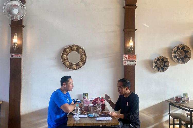 Ketua Umum Partai Demokrat Agus Harimurti Yudhoyono (AHY) dan Presiden Joko Widodo (Jokowi) sarapan bersama di Gudeg Yu Djum, Wijilan, Kota Yogyakarta, Minggu (28/1/2024).
