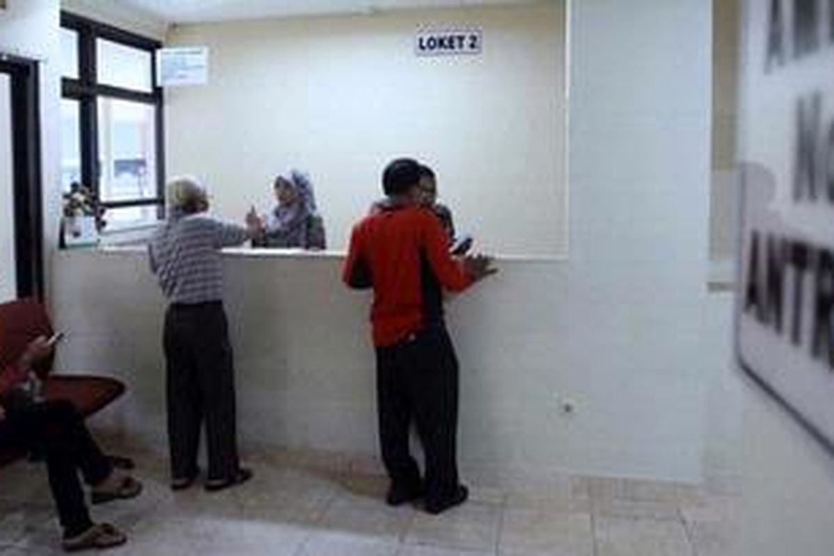 Petugas loket pelayanan umum di Kelurahan Bendungan Hilir, Jakarta Pusat, melayani warga yang mengurus surat-surat, beberapa waktu lalu.
