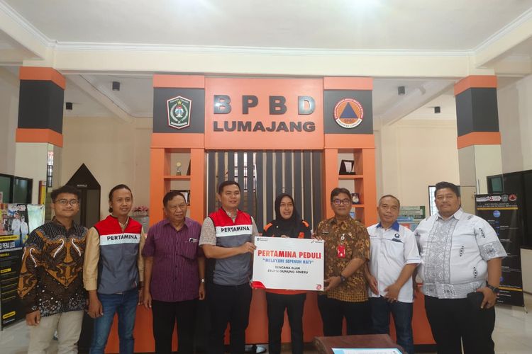 Pertamina menyalurkan bantuan ke warga terdampak erupsi Gunung Semeru, Jumat (28/11/2025). 