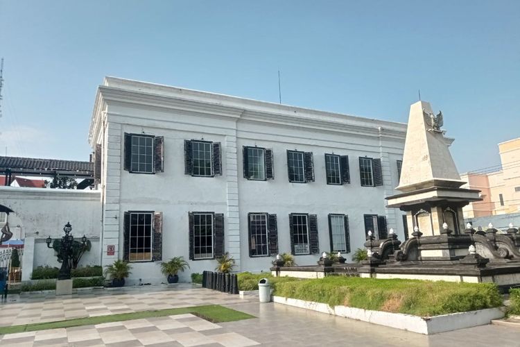 Monumen Laskar Putri Indonesia Surakarta di dalam area Gedung Djoeang 45.