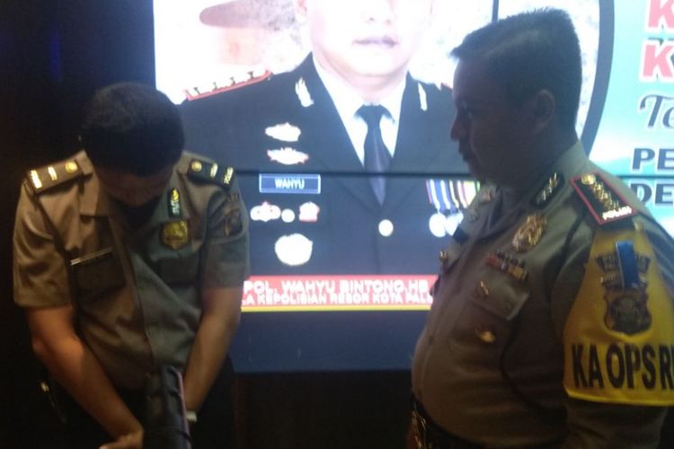 Asmuni Polisi gadungan saat ditanyai Kapolresta Palembang Kombes Pol Wahyu Bintono Bawono
