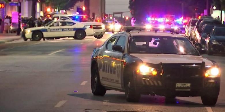 Polisi melakukan pengamanan di lokasi penembakan di pusat Kota Dallas, Kamis 7 Juli 2016 waktu setempat.  