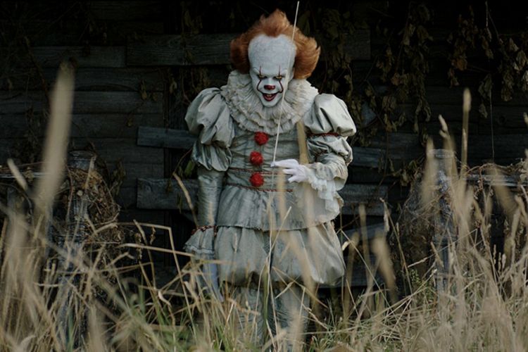 Badut Pennywise yang diperankan oleh Bill Skarsgard dalam film horor It. Film ini diadaptasi dari novel Stephen King berjudul sama yang diterbitkan pada 1990.