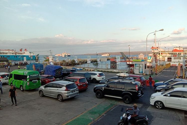 Aktivitas di Pelabuhan ASDP Ketapang Banyuwangi 