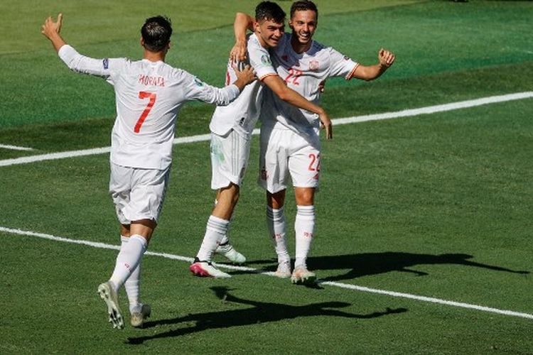 Para pemain timnas Spanyol merayakan gol pada laga Grup E Euro 2020 melawan Slovakia yang dihelat di Estadio de La Cartuja, Sevilla, Spanyol, pada Rabu (24/6/2021) malam WIB.