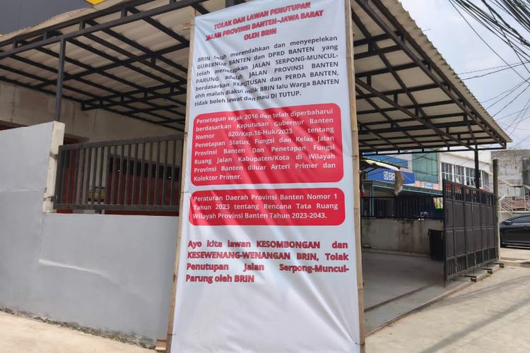 Salah satu spanduk warga Muncul yang menolak Jalan Puspitek, Setu, Tangsel, yang biasa digunakan sebagai akses utama Tangsel-Bogor di tutup oleh BRIN karena objek vital.