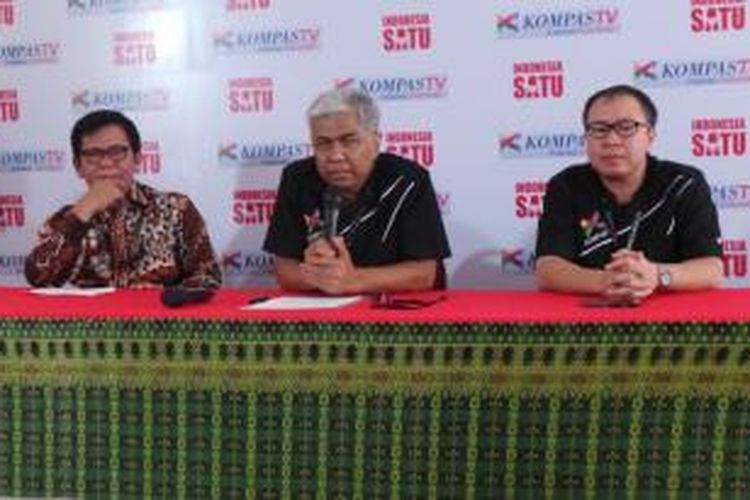 Direktur Pemberitaan sekaligus Pemimpin Redaksi Kompas TV Taufik H Mihardja (tengah) dalam jumpa pers peluncuran 