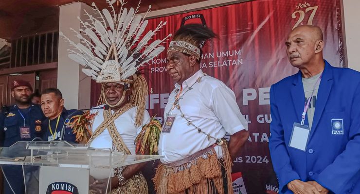 Pakai Mahkota Berbulu Kasuari Putih, Romanus- Albertus Mendaftarkan Diri ke KPU untuk Pilkada Papua Selatan