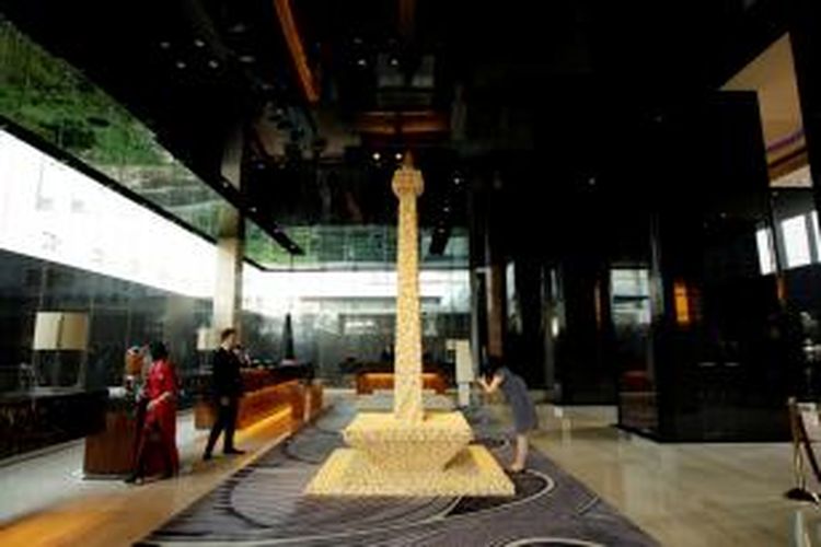 Replika Monas terbuat dari 20 ribu Macaron dipamerkan di Hotel Indonesia Kempinski Jakarta. 
