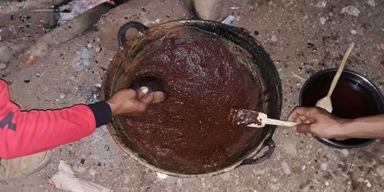 Kokor Gola merupakan tradisi orang Kolang mengolah air enau menjadi gula merah. Ini merupakan salah satu ikon pariwisata di Kecamatan Kuwus, Kuwus Barat, Pacar dan Macang Pacar, Ndoso, Kabupaten Manggarai Barat, Nusa Tenggara Timur.