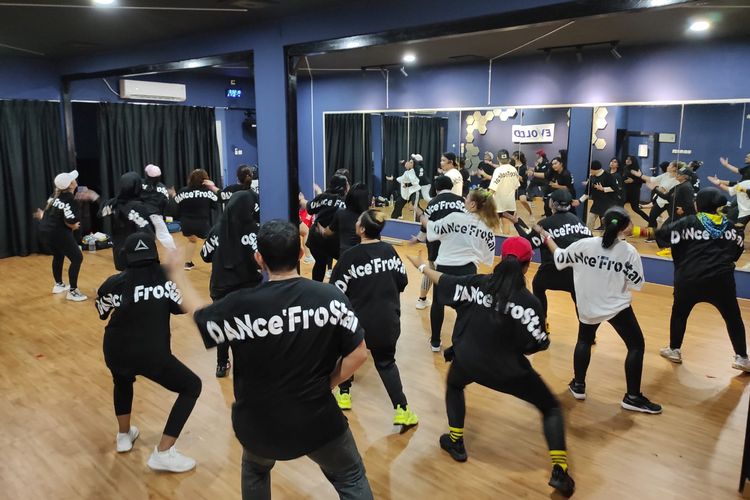 Olahraga berbasis tarian atau dance fitness, Dance'fro, yang menggabungkan gerakan dari dancehall yang kental berasal dari Jamaika dengan dance afro yang berasal dari Nigeria dan Afrika Selatan.  