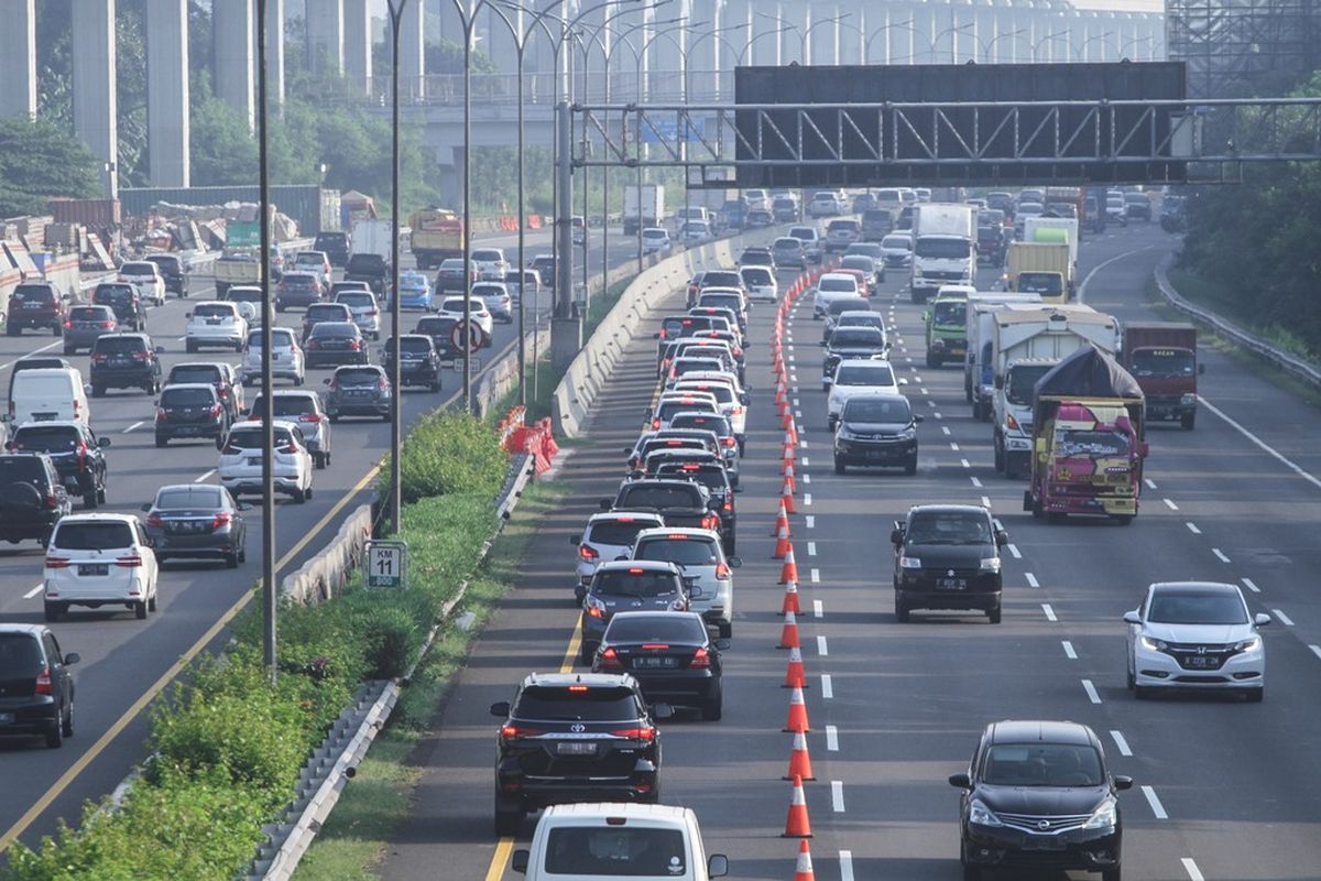 Sejumlah kendaraan melintas di lajur contraflow di ruas jalan Tol Jagorawi arah menuju ke Cawang di Cibubur, Jakarta Timur, Senin (8/6/2020). Terpantau terjadi kepadatan kendaraan di Tol Jagorawi menuju arah Jakarta dari KM 13 Cibubur hingga KM 08 Cipayung.