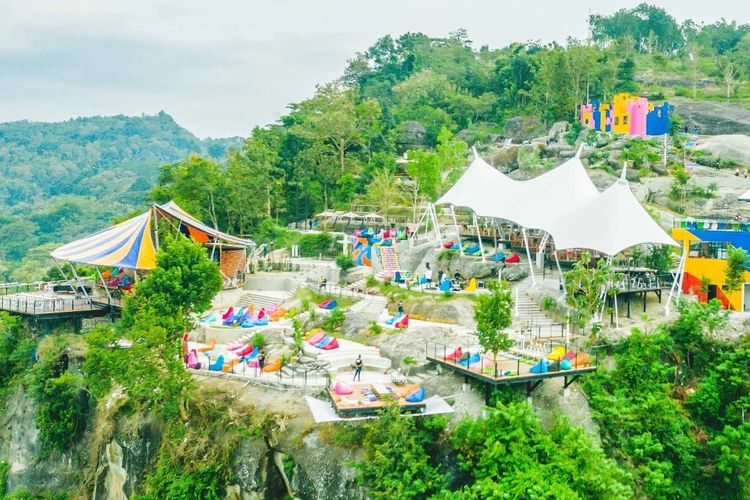 Foto Obelix Hills Harga Tiket, Jam Buka, dan Daya Tarik