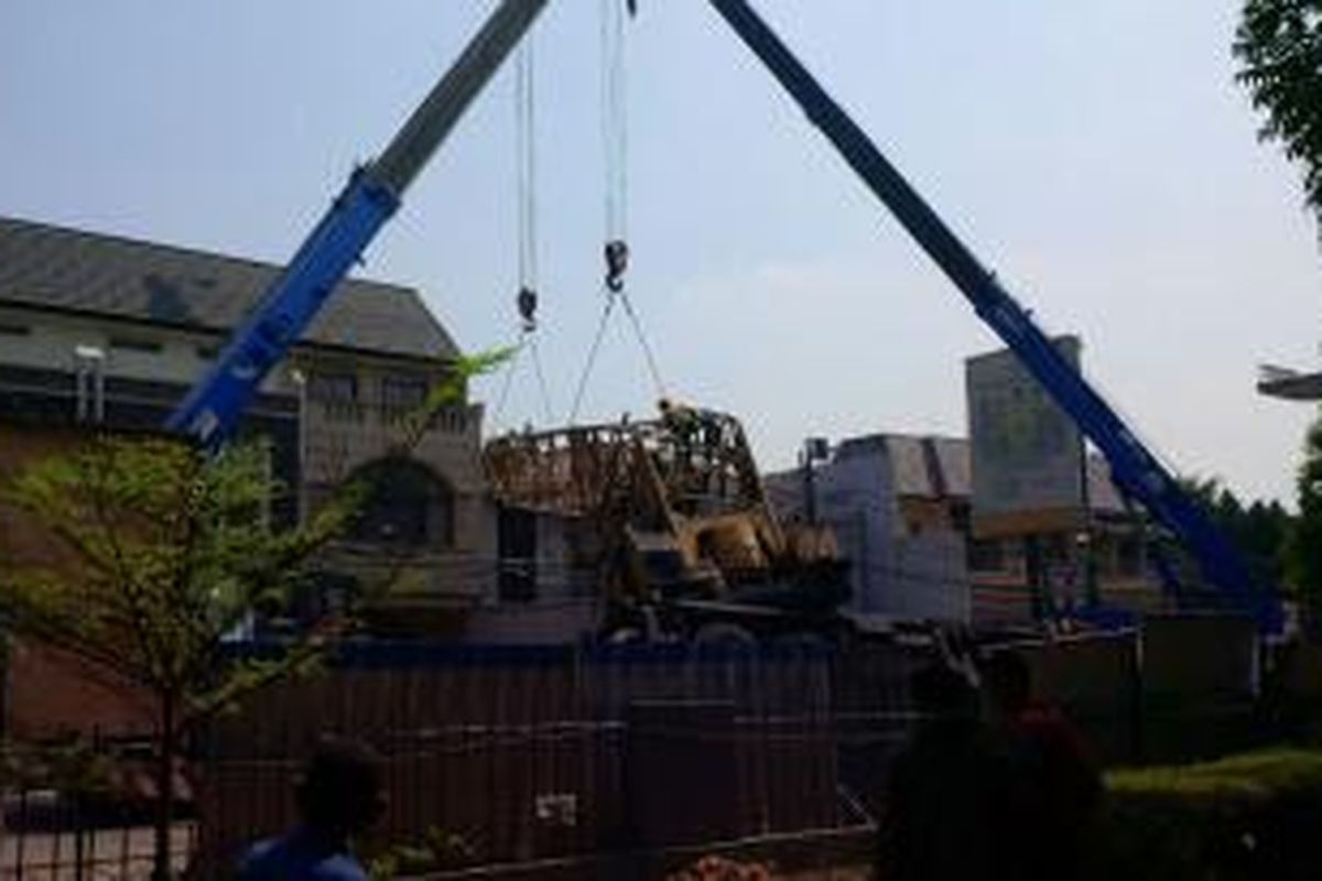 Crane yang roboh di proyek pembangunan jalan layang, Kebayoran Baru, Jakarta Selatan.