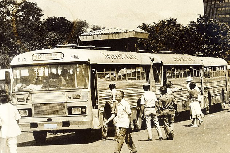 Bus kota Mayasari Bakti yang sedang ngetem menunggu penumpang di jalanan ibu kota pada periode awal 1970-an