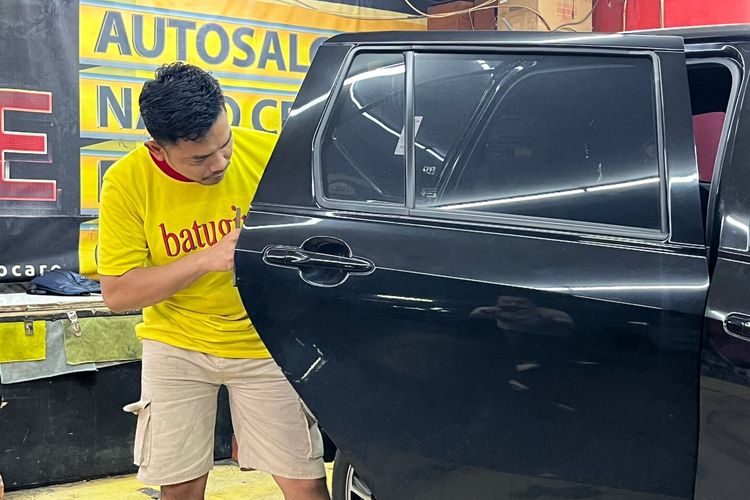 Ilustrasi perbaikan bodi mobil dengan metode PDR