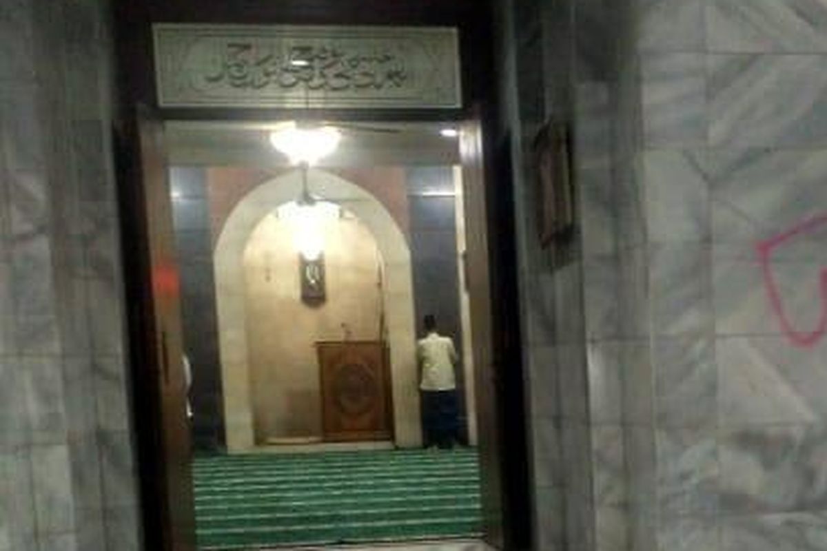 Aksi Vandalisme di Masjid Al Hikmah yang berlokasi di Jalan Lebak Bulus 3 Nomor 1 RT 008 RT 004, Cilandak, Jakarta Selatan, Kamis (18/4/2019).