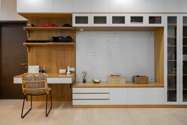 Ruang keluarga dengan built-in kabinet, karya Fiano Modern Interior 
