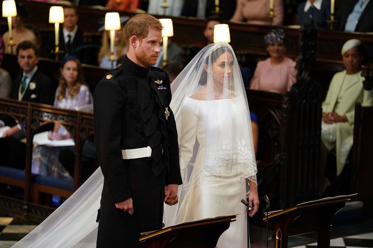 Pangeran Harry dan Meghan Markle berdiri di depan altr Kapel St Georges, Windsor, dalam proses pemberkatan pernikahan mereka, Sabtu (19/5/2018).